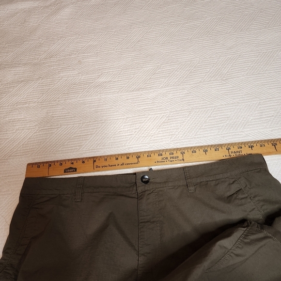 Mountain Hardwear shorts - Picture 8 of 11